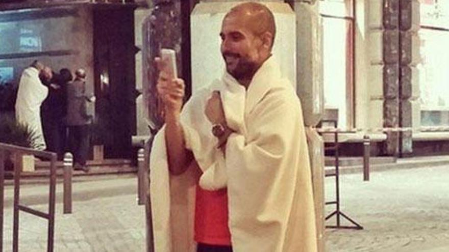 Pep Guardiola saca una fotografía al ser desalojado.