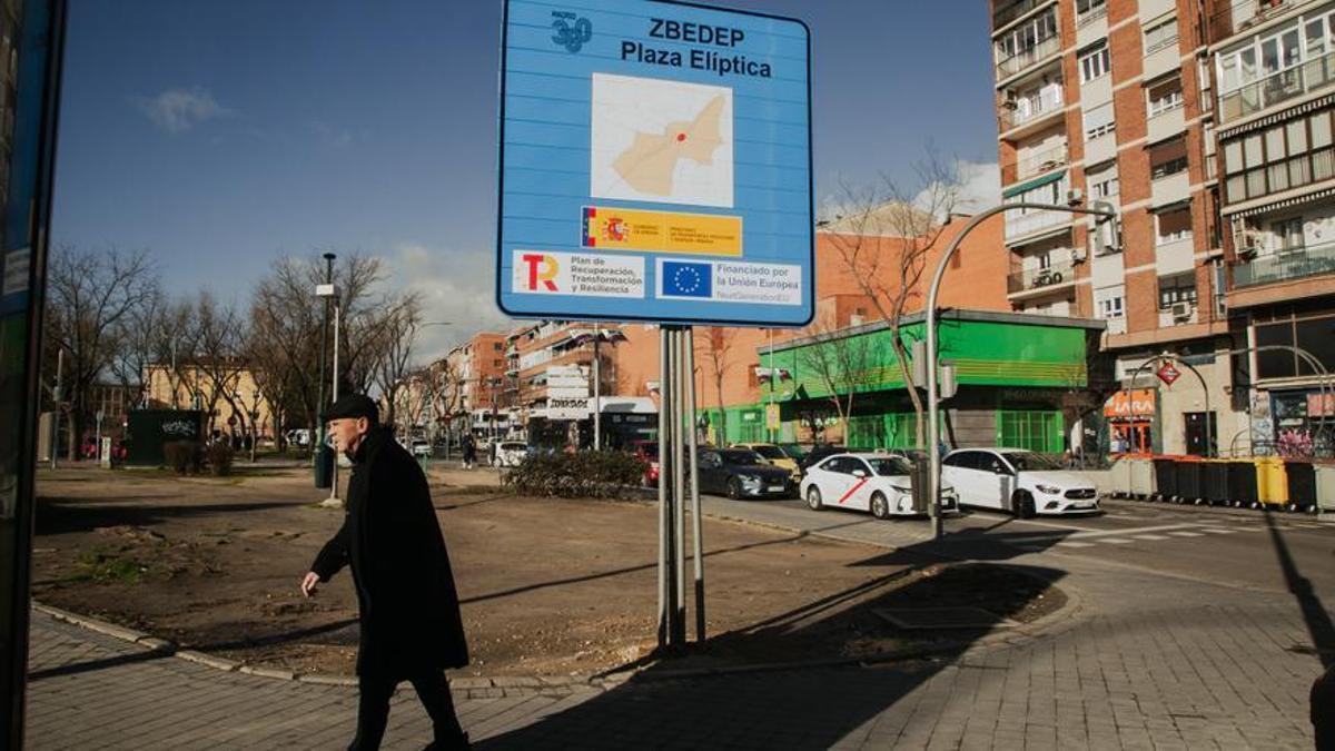 Un cartel advierte de la zona de bajas emisiones de Plaza Elíptica.