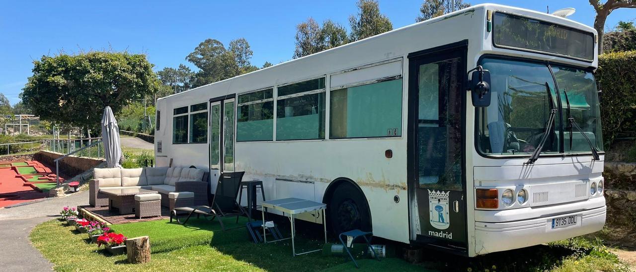 Así es este autobús-apartamento con vistas al mar y todo lujo de comodidades en la costa gallega