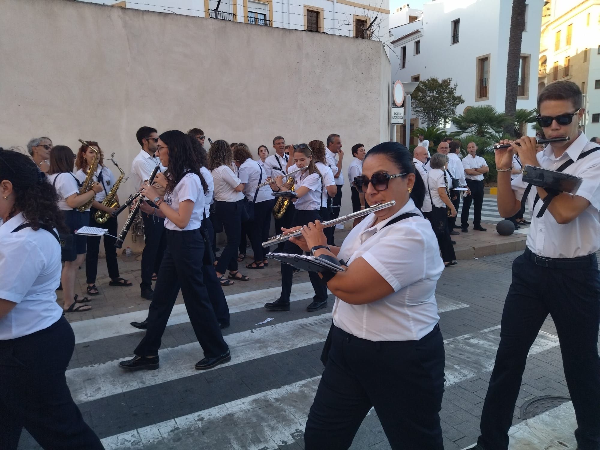 Xàbia, capital de la música: más de 800 músicos de toda la comarca llenan de vida las calles (imágenes)
