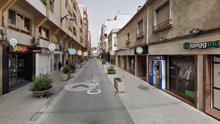 Elda peatonaliza una parte de la calle Antonino Vera