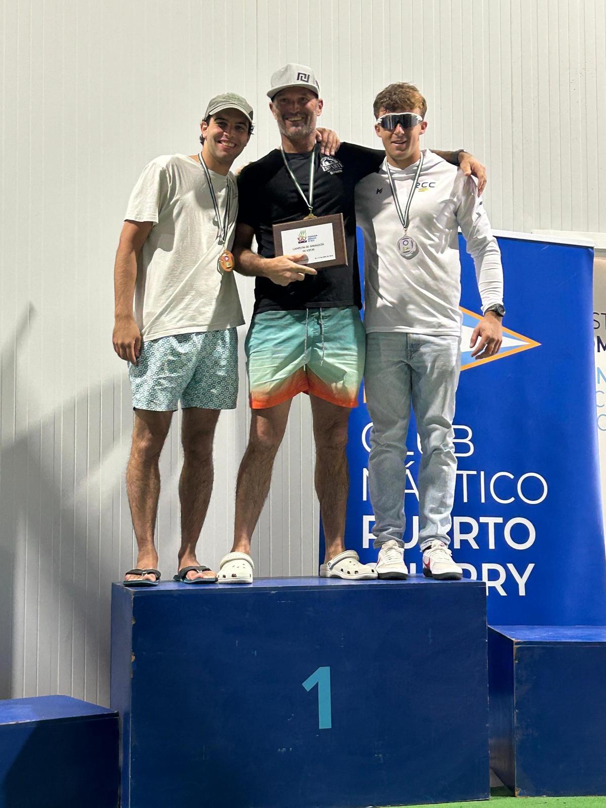 Podio senior del campeonato de Andalucía de vela.