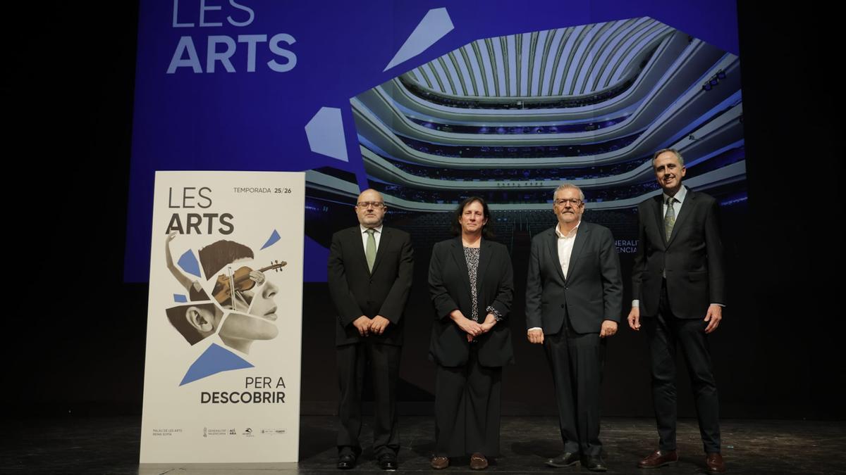 Los responsables del Palau de les Arts con la secretaria autonómica de Cultura, Pilar Tébar.