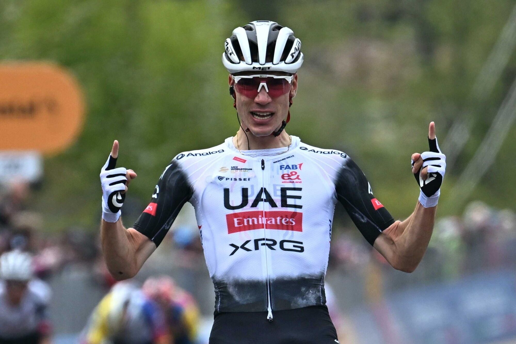 Tagliacozzo, (Italy), 16/05/2025.- Spanish rider Juan Ayuso of UAE Team Emirates celebrates winning the 7th stage of the Giro d'Italia cycling tour over 168 km from Castel di Sangro to Tagliacozzo, Italy, 16 May 2025. (Ciclismo, Italia) EFE/EPA/LUCA ZENNARO