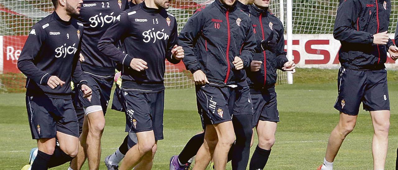 Por la izquierda, Guerrero, Pablo Pérez, Mascarell, Canella, Nacho Cases, Lichnovsky, Isma lópez y Álex Barrera, en el entrenamiento de ayer.