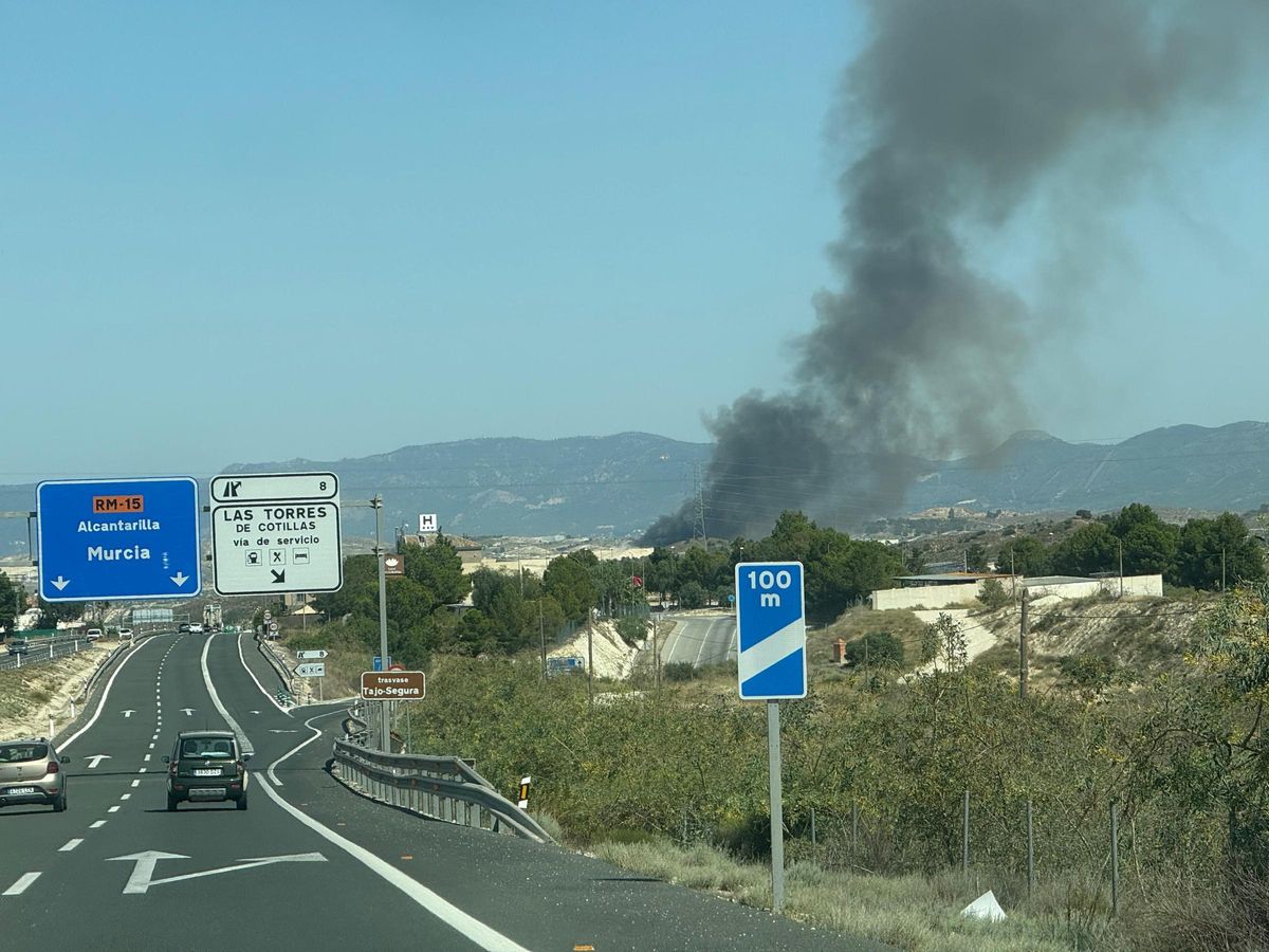 La columna de humo negro, visible desde la autovía del Noroeste