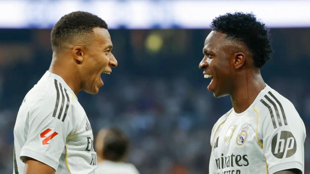 Mbappé y Vinícius celebran el gol del francés que dio el tiunfo al Madrid ante Osasuna
