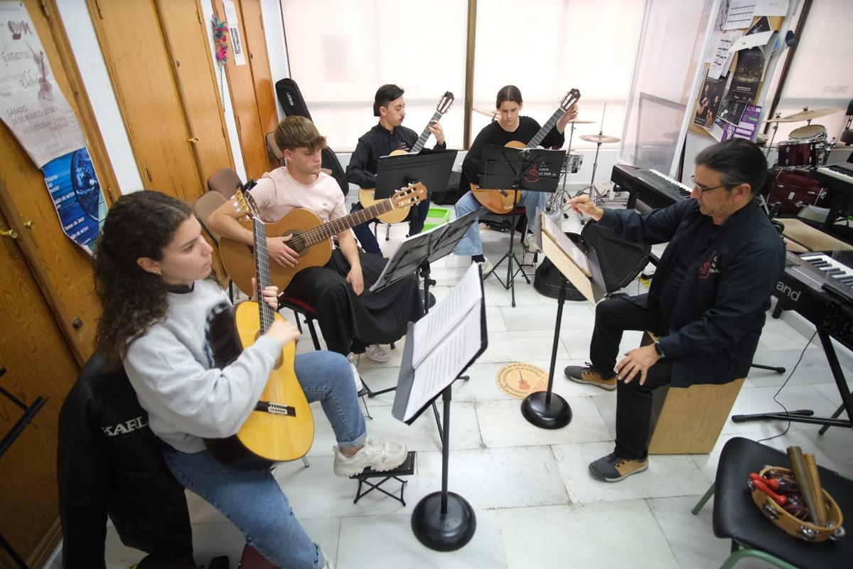 Alumnos durante la jornada de puertas abiertas en el Conservatorio de Música de Elche este jueves
