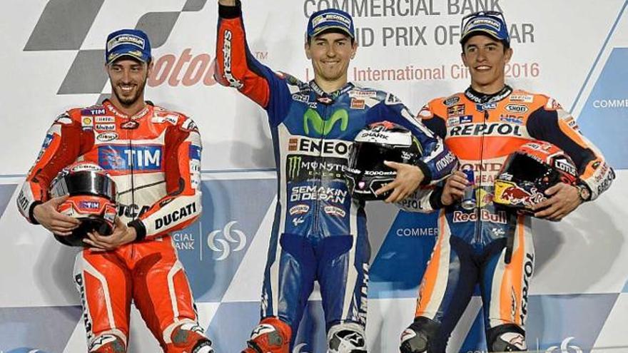 Lorenzo, al centre del podi amb Dovizioso (esquerra) i Márquez