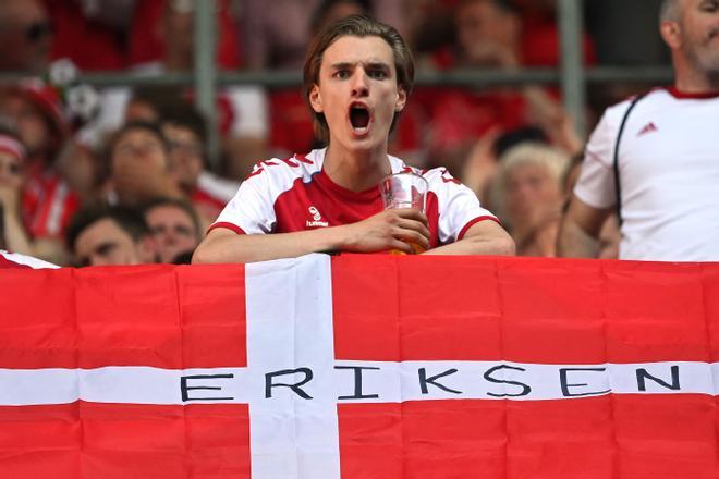 Pancartas en el Parken Stadium, Copenhague, Dinamarca, en apoyo a Christian Eriksen