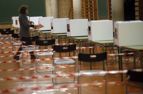 A volunteer makes preparations in a polling place for the 9N consultation in Sant Feliu de Llobregat, near Barcelona