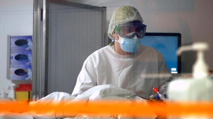 Sanitarios trabajan en una UCI de un hospital de Barcelona.