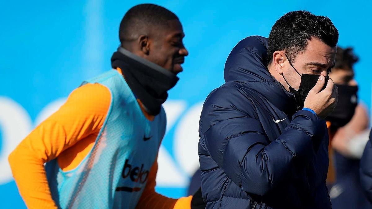 Dembélé y Xavi Hernández durante un entrenamiento con el FC Barcelona.