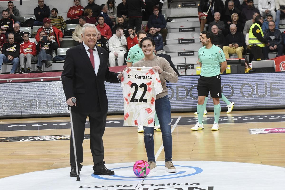 La piloto Ana Carrasco, homenajeada antes del inicio del partido