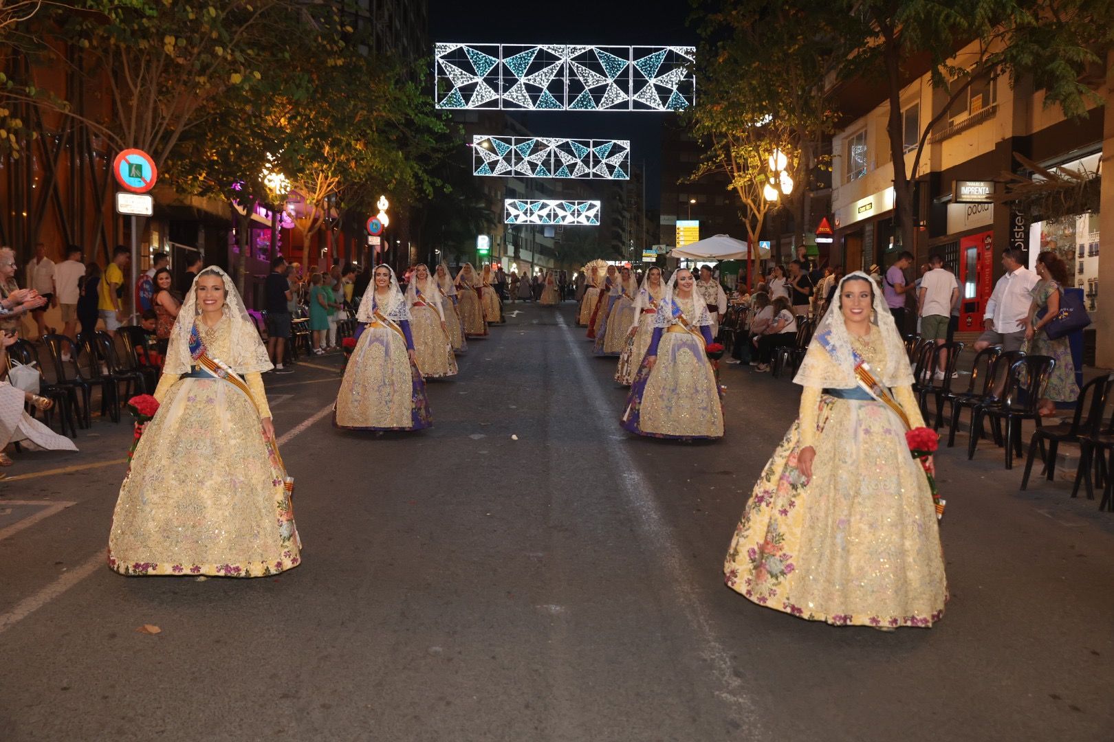 Carmen, Nerea y las dos cortes rematan la Ofrenda de Alicante