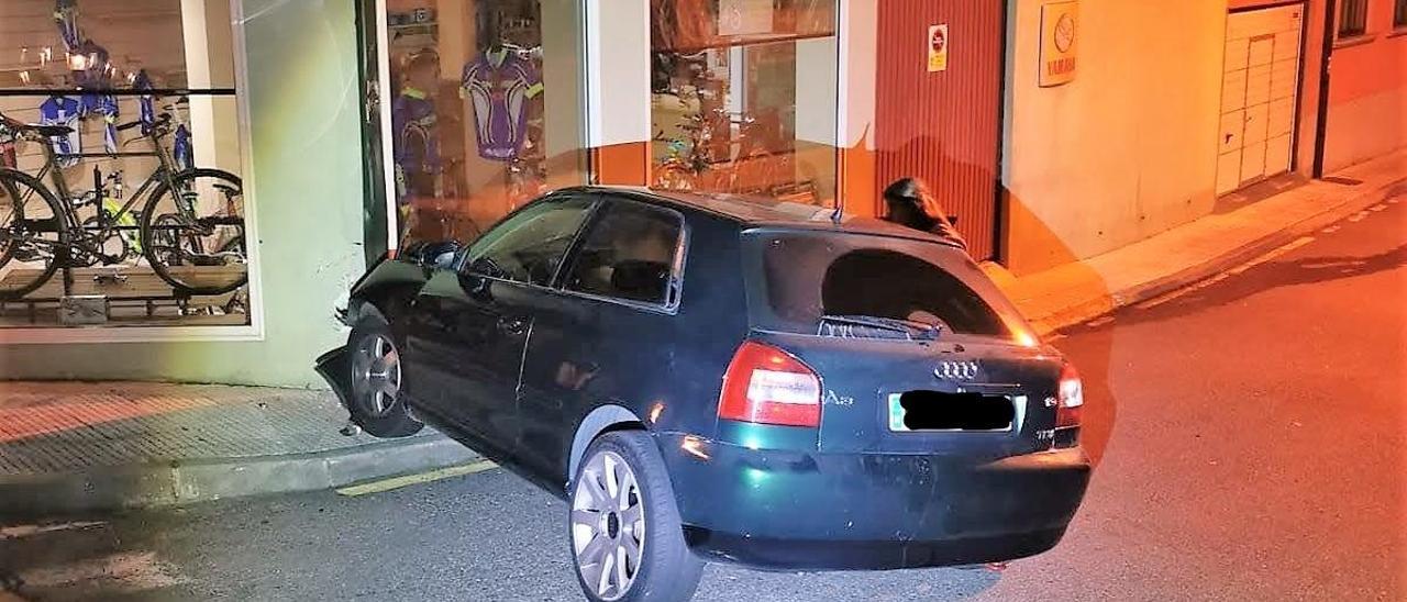 El coche se estrelló contra el escaparate de un comercio de la Avenida Montero Ríos, en Bueu.