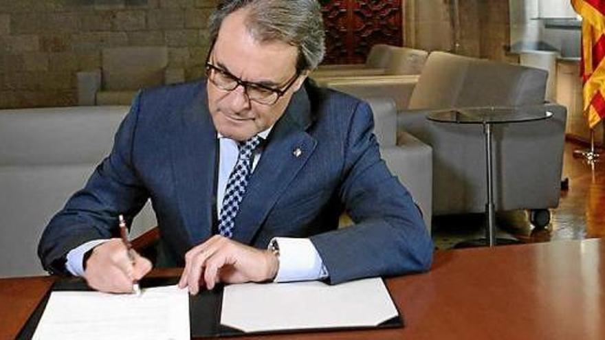 El President català en el moment de signar el decret, ahir