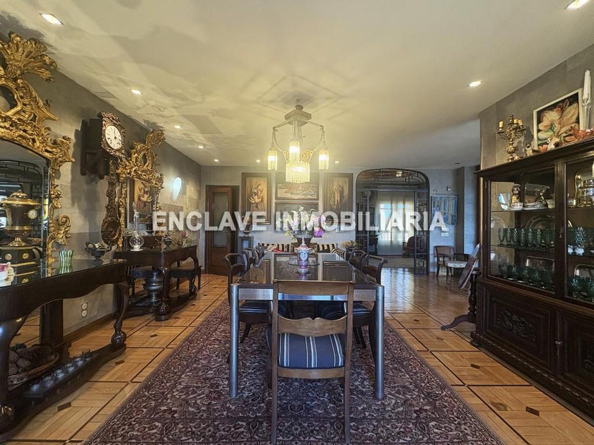 Un edificio de Oviedo de la zona de la calle Uría y parque San Francisco esconde un palacete a la venta de dos plantas, 5 habitaciones, cuatro baños y terraza: este es el precio por el que puede ser tuyo