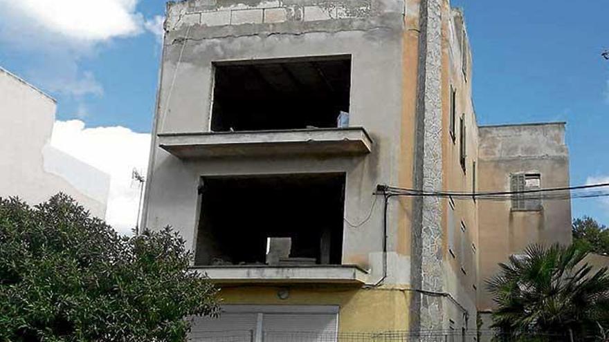 El edificio en el que se produjo el derrumbe interior.