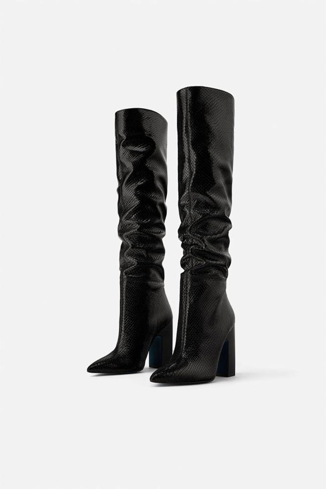 Botas negras de piel con efecto arrugado, de Zara