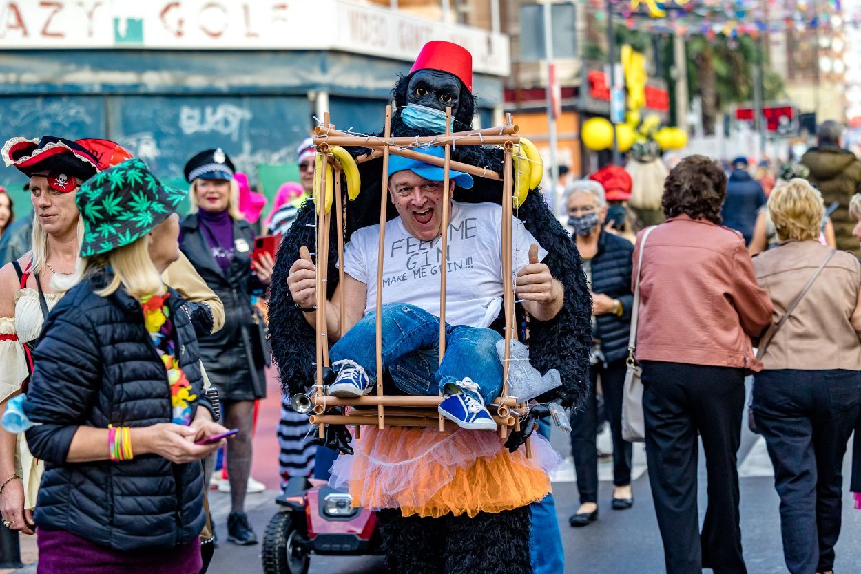 Los británicos desafían a la lluvia y celebran su "Fancy Dress Party" en Benidorm