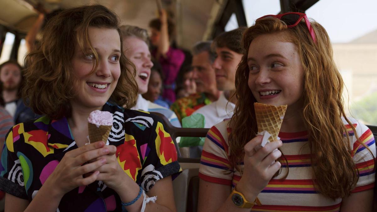 Eleven y Sadie en una escena de la tercera temporada de 'Stranger things'