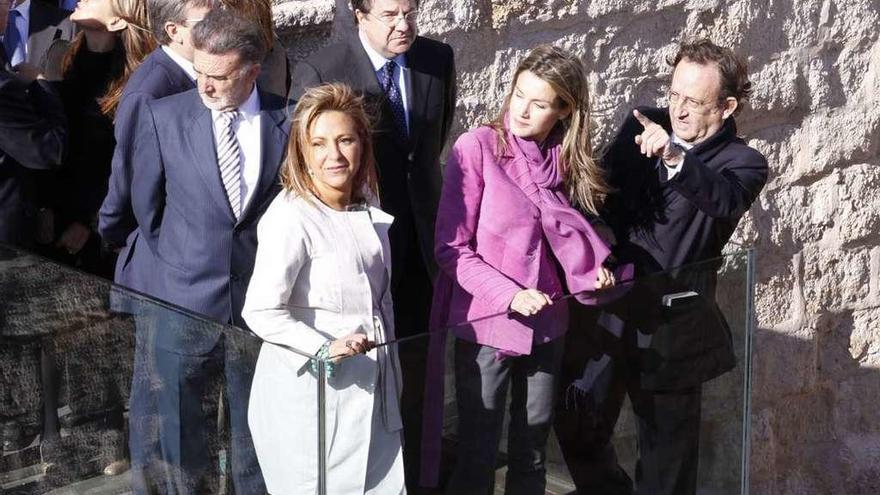 Francisco Somoza explica a la reina Letizia las obras ejecutadas en el Castillo el día de la inauguración.