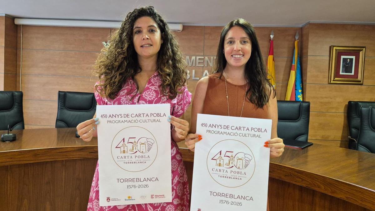 La alcaldesa de Torreblanca, Tania Agut, junto a la concejala de Cultura, Gema Edo, presentando el 450 aniversario de la Carta Pobla de Torreblanca.