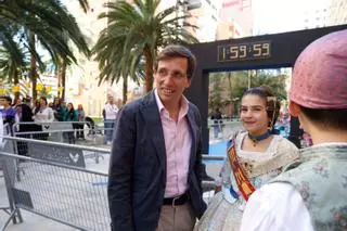 José Luis Martínez Almeida visita "la falla más larga del mundo"