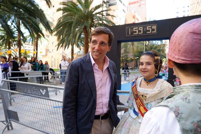 José Luis Martínez Almeida visita "la falla más larga del mundo"
