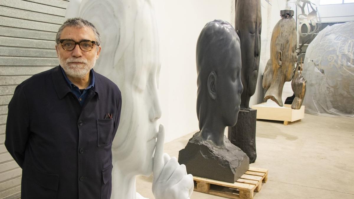 Jaume Plensa, con una de sus obras.