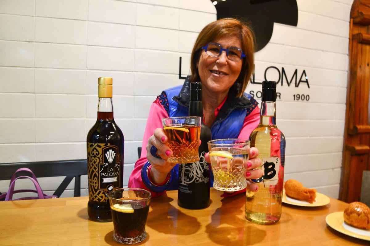 Carmen García, del restaurante La Paloma, en Oviedo, muestra sus vermuts a los lectores.