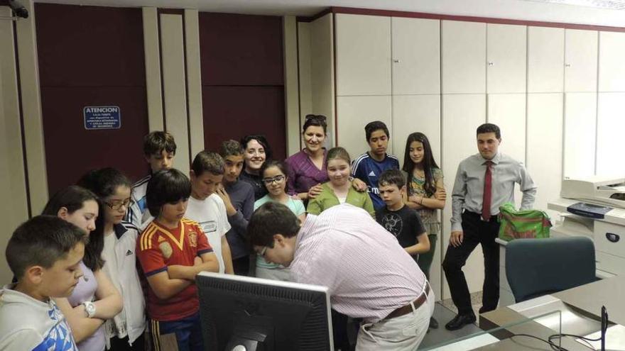 Alumnos del Sansueña visitan la oficina bancaria.