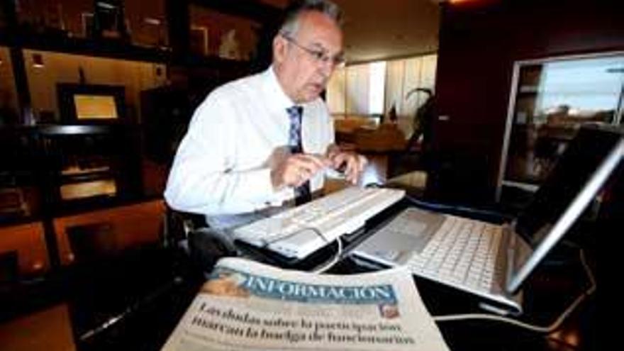 El alcalde de Benidorm, Agustín Navarro, contestando a los internautas en el chat de informacion.es