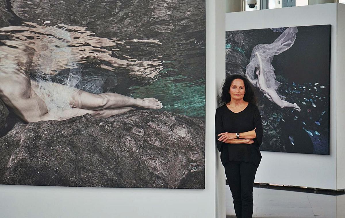 La Premio Nacional de Fotografía junto a sus instantáneas en València. | LEVANTE-EMV
