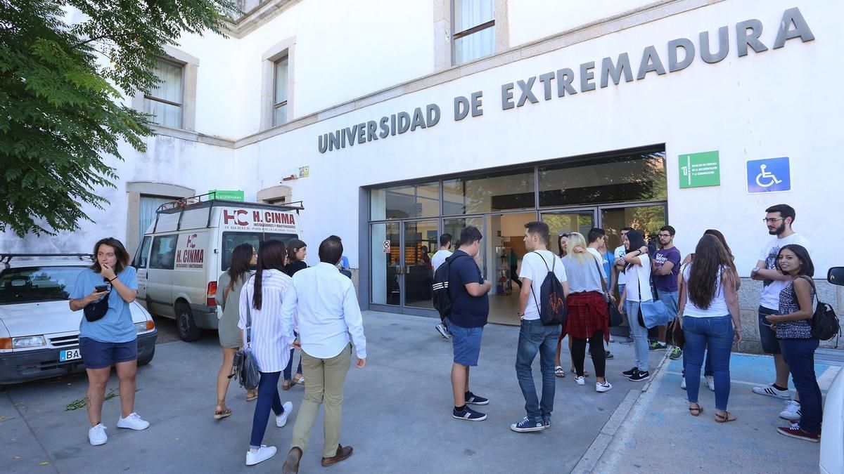 Universitarios en la entrada de una de las facultades de la UEx.