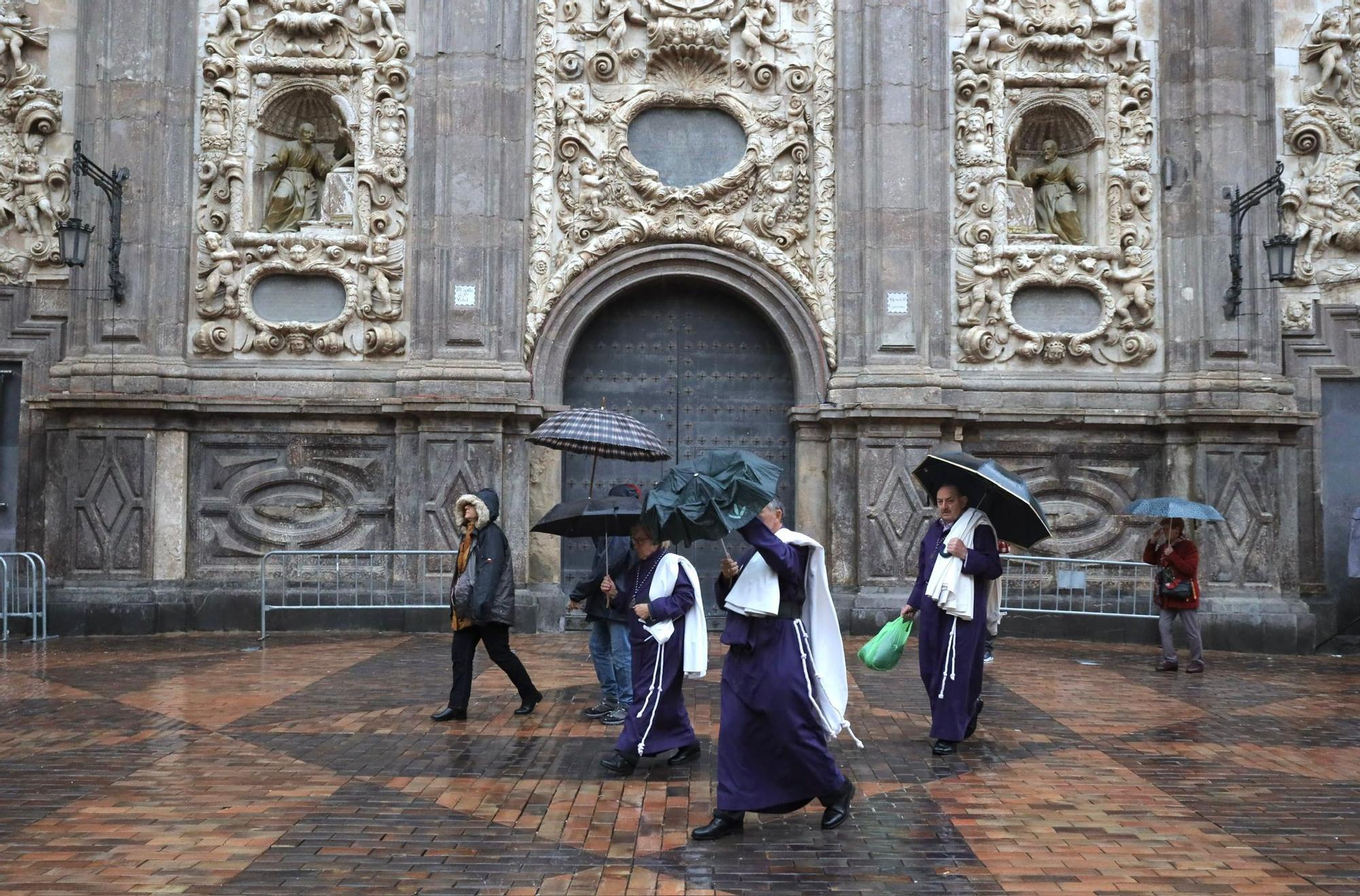 San Cayetano abre sus puertas tras la suspensión del Santo Entierro por la lluvia