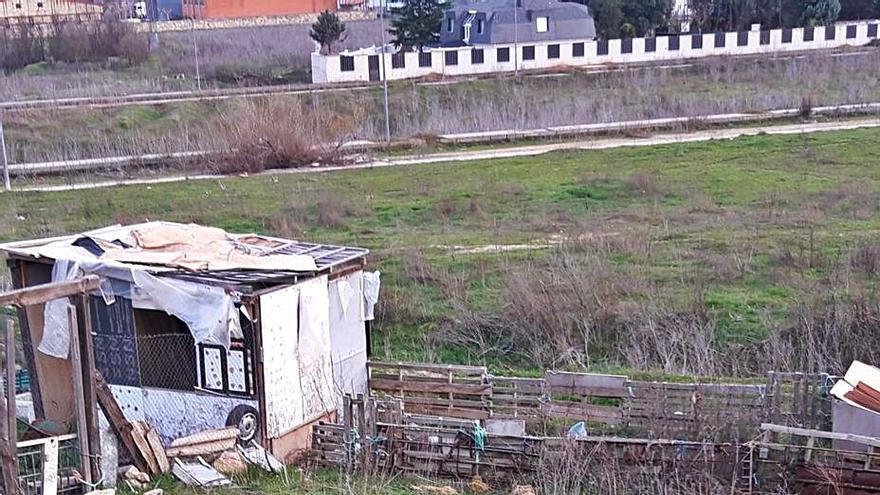 Vista de una de las chabolas levantadas con tableros | Cedida