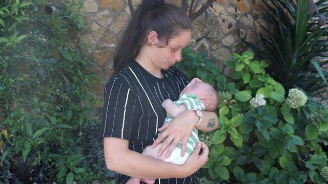 La víctima de los abusos del exmarido de Oltra, con el pequeño de sus dos hijos, a los que trata de localizar Servicios Sociales. | IGNACIO CABANES