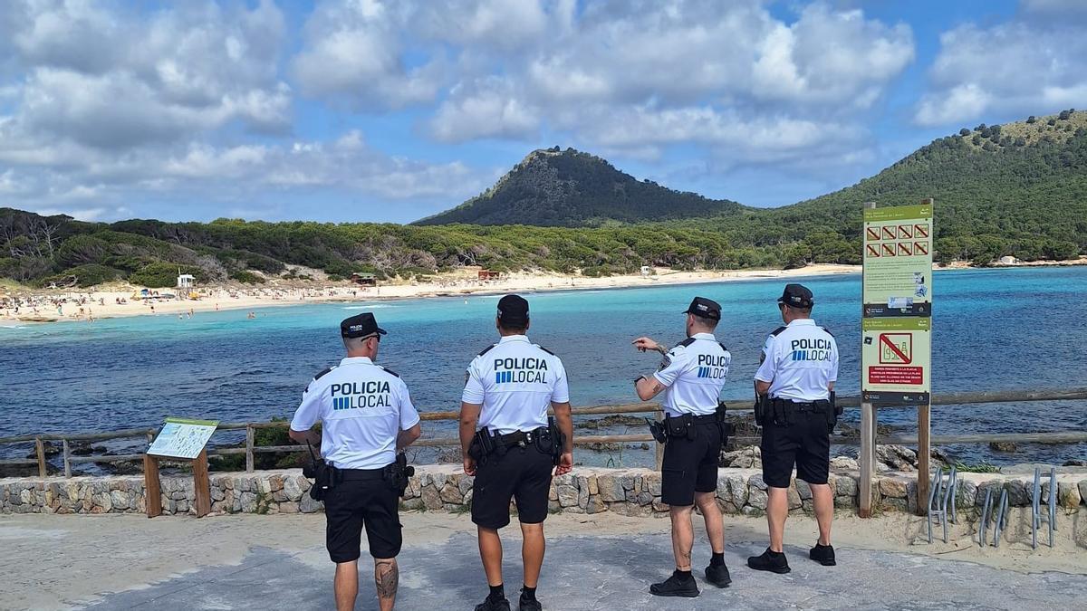 Die Strandpatrouille der Ortspolizei von Capdepera hat an der Cala Agulla bereits ihre Arbeit aufgenommen