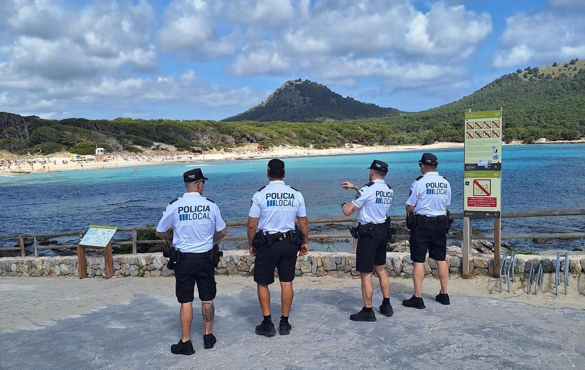 Die Strandpatrouille der Ortspolizei von Capdepera hat an der Cala Agulla bereits ihre Arbeit aufgenommen