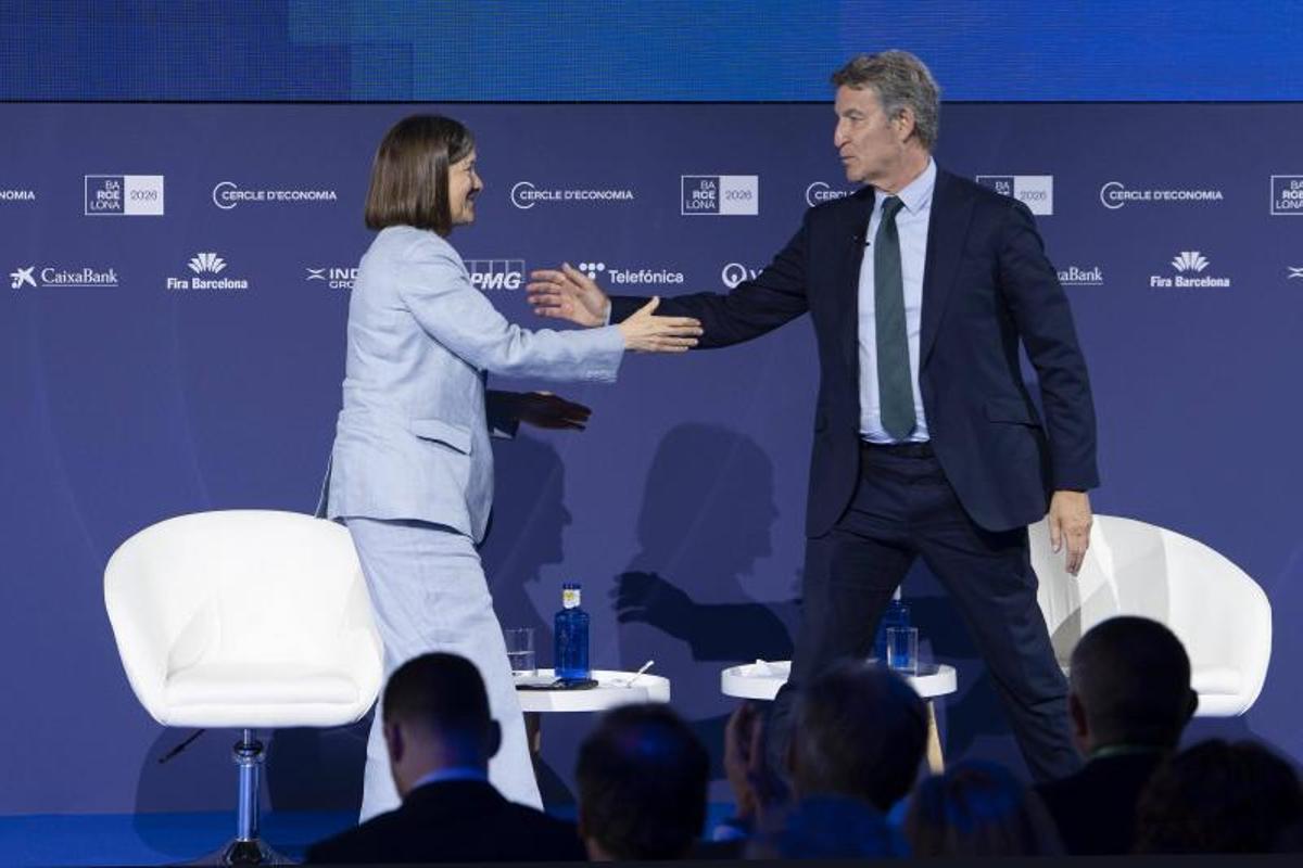 El presidente del PP, Alberto Núñez Feijóo, en un coloquio con la presidenta del Cercle d'Economia, Teresa Garcia-Milà.