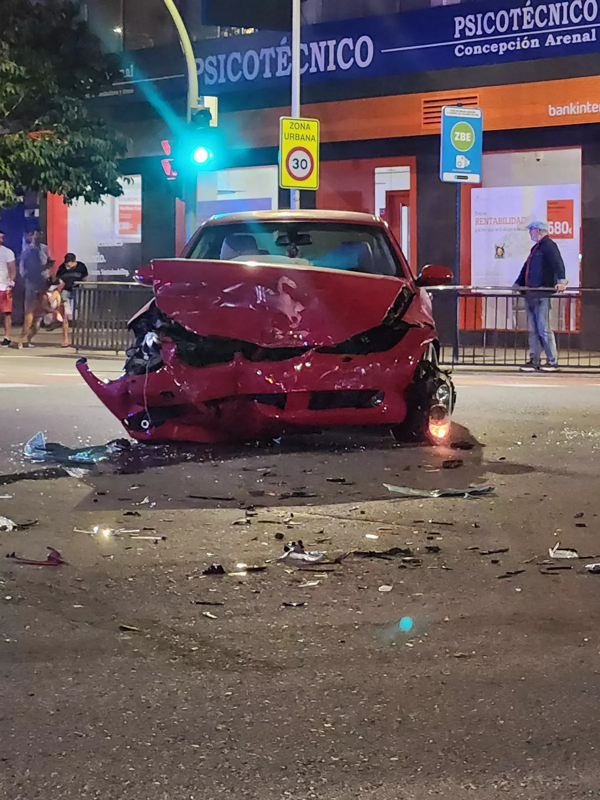 Susto en Cuatro Caminos por una colisión entre dos coches
