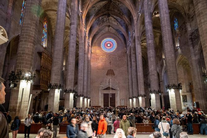 Festa de la Llum: 1.600 personas llenan la Catedral de Mallorca para contemplar el Vuit de la Seu por la Candelera