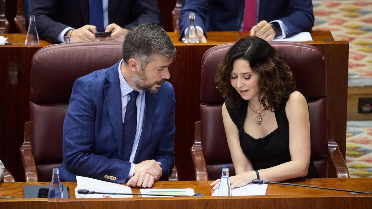 El portavoz del Ejecutivo madrileño, Miguel Ángel García, y la presidenta Ayuso, este martes en la Asamblea.