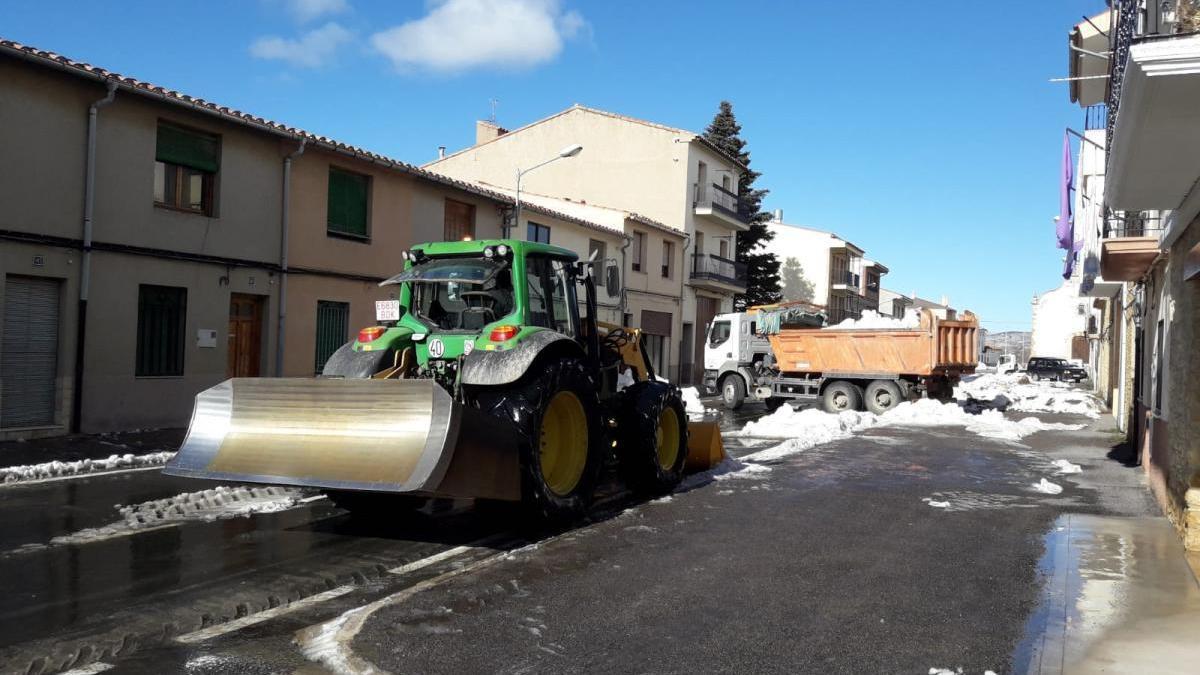 Retiran con camiones la nieve de las principales calles de Vilafranca