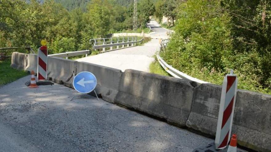 Accés principal al nucli tancat i el senyal que indica la desviació cap a l&#039;esquerra, a l&#039;antiga carretera, ahir