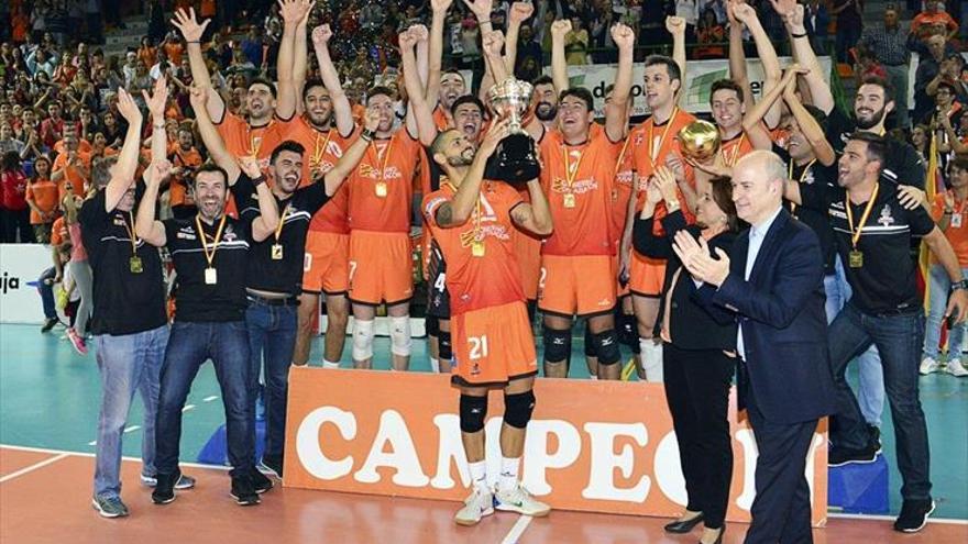 El CV Teruel alza la sexta Supercopa de su historia