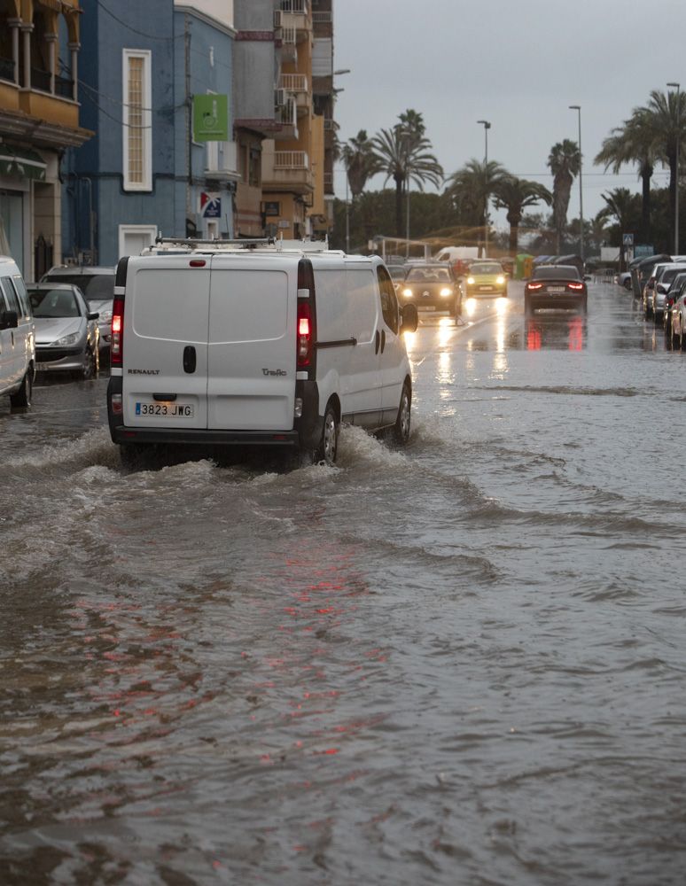 Calles inundadas junto al paseo marítimo del Port de Sagunt