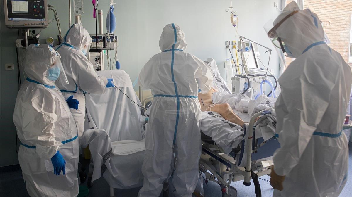 Sanitarios en la UCI del hospital clínico de València.